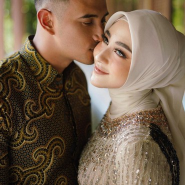 7 Potret Kemesraan Ali Syakieb & Margin Wieheerm yang Beda 13 Tahun