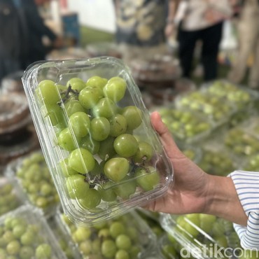 Mengenal Mitos Makan Anggur di Bawah Meja, Tradisi Malam Tahun Baru untuk Jomlo
