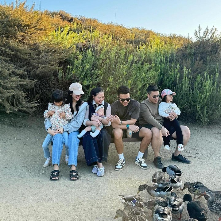 <p>Bintang sinetron dan film yang satu ini, pergi ke California bersama keluarga kecil dan orang terdekatnya. Dalam foto ini, terlihat Jessica Mila yang tengah duduk bersama sambil memangku putri kecilnya dengan wajah yang ceria. (Foto: Instagram @jscmila)</p>