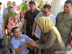 Kunjungi Pabrik Kecap Trenggalek, Khofifah Kagum Ada Pekerja Difabel