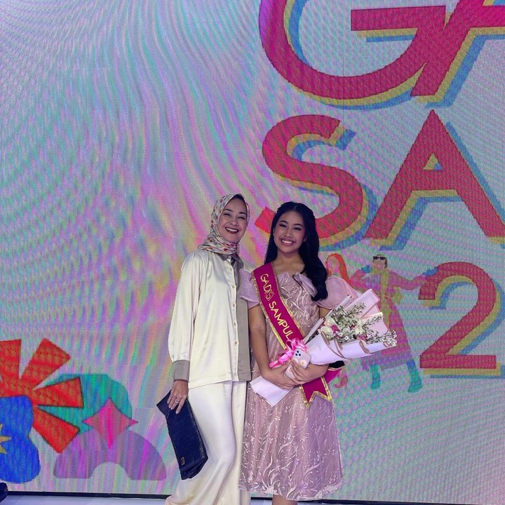 <p>Perempuan yang akrab disapa Didi oleh sang Bunda ini sempat membagikan pengalamannya ikut kontes kecantikan itu. "2 tahun terakhir ini merupakan mimpi yang menjadi kenyataan bagi saya. Terima kasih banyak atas semua cinta dan dukungan sejak awal! Saya sangat menghargainya dengan sepenuh hati," tulis Diarra, dikutip dari laman <em>Instagram@diarrarachbini,</em> Jumat (1/11/2024). (Foto: Instagram@diarrarachbini)</p>