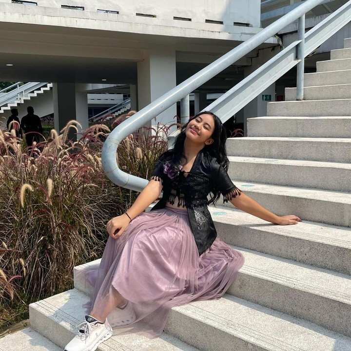 <p>Namanya juga mulai dikenal banyak orang setelah berhasil menjadi pemenang Gadis Sampul pada 2021. Momen pencapaiannya itu sempat dibagikan juga oleh Diarra lewat foto-foto yang diunggah di media sosialnya. (Foto: Instagram@diarrarachbini)</p>