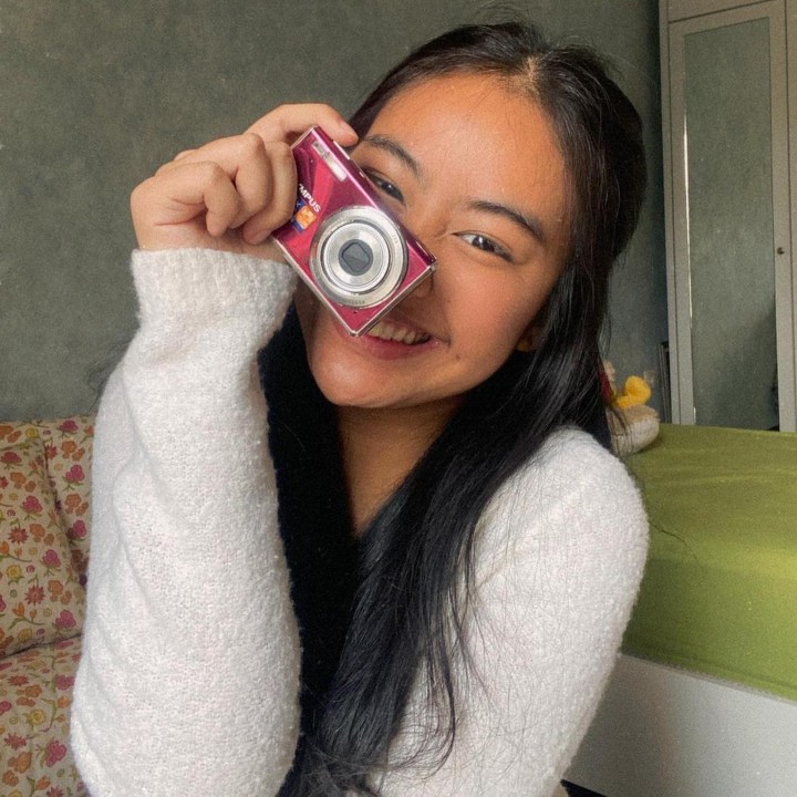 <p>Pesonanya yang cantik pun kerap mendapat pujian dari netizen seperti foto pemotretannya yang satu ini. "<em>soo prettyy,</em>" tulis akun <em>@lashakaun****.</em> "CANTIKNYAAA," tulis akun <em>@gracia.angel****. </em>(Foto: Instagram@diarrarachbini)</p>