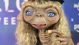 FOTO: Heidi Klum Pilih Jadi Alien E.T. untuk Halloween 2024