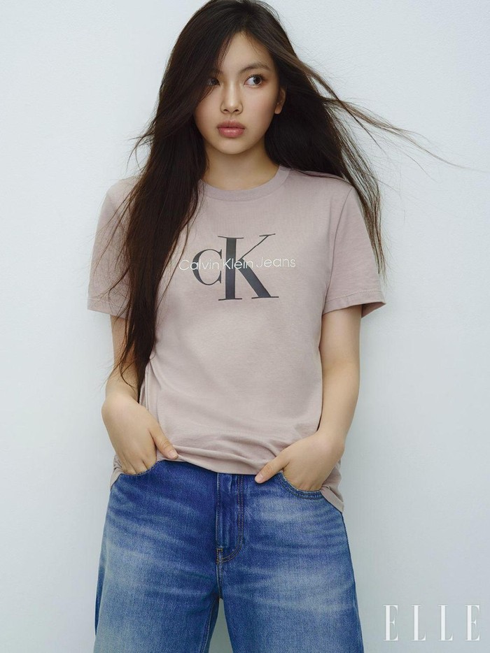 Hyein tampil simple dengan T-shirt lengan pendek crew neck bermotif logo dari Calvin Klein Jeans. Ia melengkapinya dengan celana denim selvedge yang menghadirkan kesan klasik yang tetap trendi. / Foto: Elle Korea