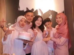 Viral Momen Irish Bella Rayakan Ultah Anak Sambung, Kompak Berbusana Senada