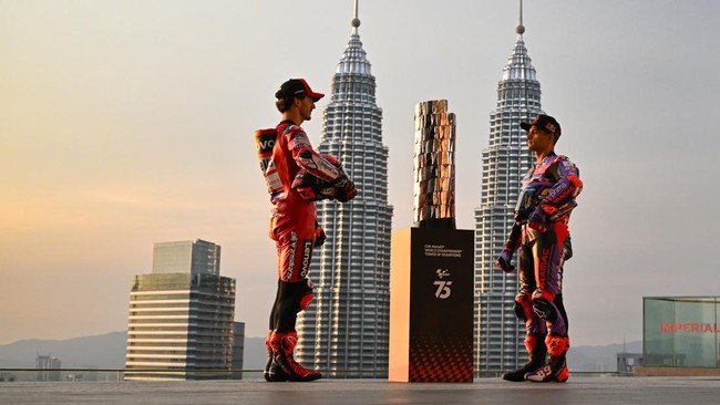 Jorge Martin dan Francesco Bagnaia bentrok dalam sesi warm up atau pemanasan MotoGP Malaysia 2024 di Sirkuit Sepang, Minggu (3/11).