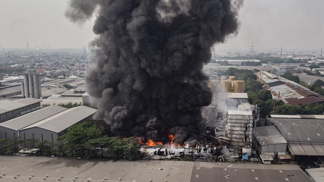 Delapan korban tewas dalam kejadian kebakaran pabrik di Medan Satria, Bekasi, sukses diidentifikasi. Berikut daftarnya