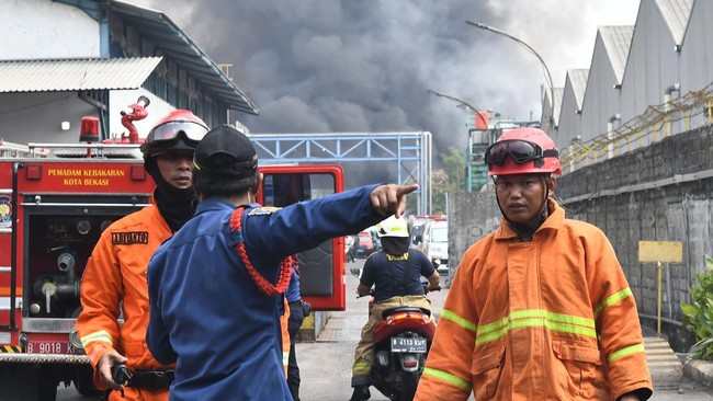 RS Polri Kramat Jati menerima 12 kantong jenazah korban kebakaran pabrik di Medan Satria, Kota Bekasi, Jawa Barat pada Jumat (1/11).