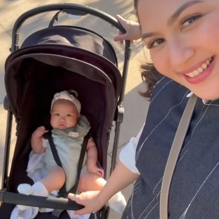 <p>Selain menyoroti gaya Jessica Mila yang memesona saat berada di luar negeri, paras Kyarra yang manis dan menggemaskan ini turut mencuri perhatian netizen, tak sedikit yang memuji paras cantik anak pertama Jessica Mila ini. (Foto: Instagram @jscmila)</p>