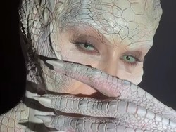Kim Kardashian Bertransformasi Menjadi Reptil Albino untuk Halloween 2024
