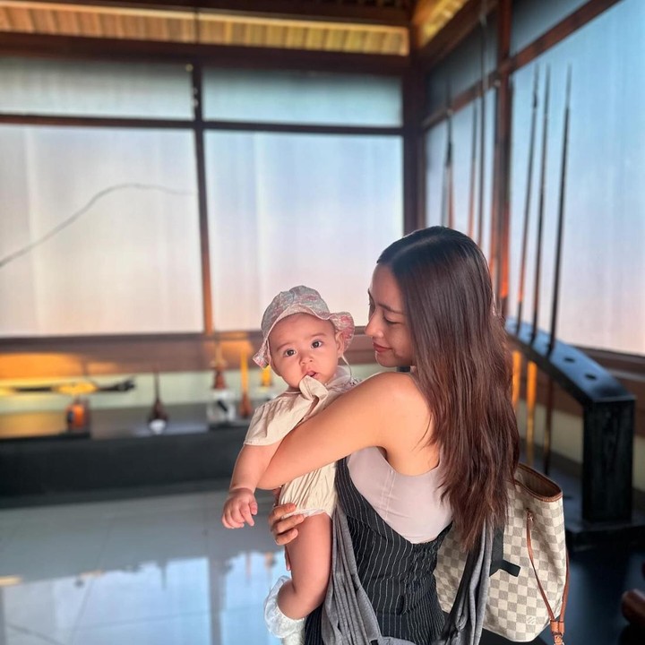 <p><em>Postingan</em> itu pun langsung dibanjiri komentar netizen yang salah fokus dengan paras sang putri. Tak sedikit yang mengatakan Baby V sangat mirip dengan sang ayah yang keturunan Prancis. "Masha allah cantik banget, mirip bgt sm papa nya," tulis akun <em>@suchiaul****.</em> "Baby V cantiiiik banget," tulis akun <em>@rose_rosm****.</em> (Foto: Instagram@laura_theux)</p>