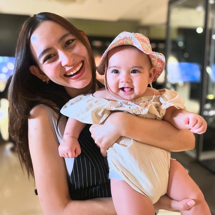 <p>Artis Laura Theux melahirkan anak pertama berjenis kelamin perempuan pada Rabu, 24 April 2024 atau di tanggal cantik 24.4.24. Anak pertama Laura dan suaminya Indra Brotolaras diberi nama Wayan Victoria Semesta Brotolaras. (Foto: Instagram @laura_theux)</p>