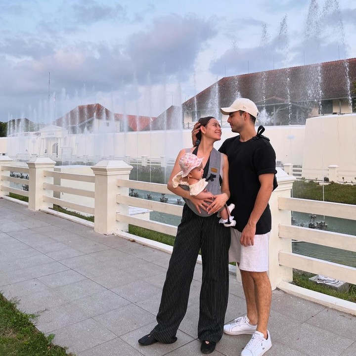 <p>Laura Theux mengalami baby blues setelah melahirkan putri pertamanya Wayan Victoria Semesta Brotolaras pada 24 April 2024 di RS Bina Medina. Menurut perempuan bernama asli Ni Made Laura Theux ini sejak melahirkan hormonnya naik turun.</p><p>Tak hanya itu, sejak melahirkan Luara merasa tidak menjadi dirinya sendiri seperti dulu. Ia bahkan merasa dirinya tidak cantik dan menarik seperti sebelum memiliki anak.</p><p>Mendengar ucapan istrinya, Indra Brotolaras memiliki cara membantu Laura atasi baby blues. Indra mengatakan selalu memberikan pujian cantik dan pengertian ke istrinya kalau dia tidak pernah berubah sama sekali justru bagus badannya.</p><p>"Aku bilang ke Laura, sayang kamu tuh cantik banget ga berubah. Justru kamu sekarang badannya lebih bagus daripada sebelum dia hamil. Terus aku bilang ke Laura mungkin itu semua karena confident (percaya diri) menurun gitu yah," kata Indra Brotolaras. Foto: Instagram@laura_theux</p>