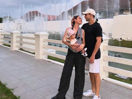 Cara Manis Indra Brotolaras Bantu Laura Theux Atasi Baby Blues, Terus Berikan Pujian