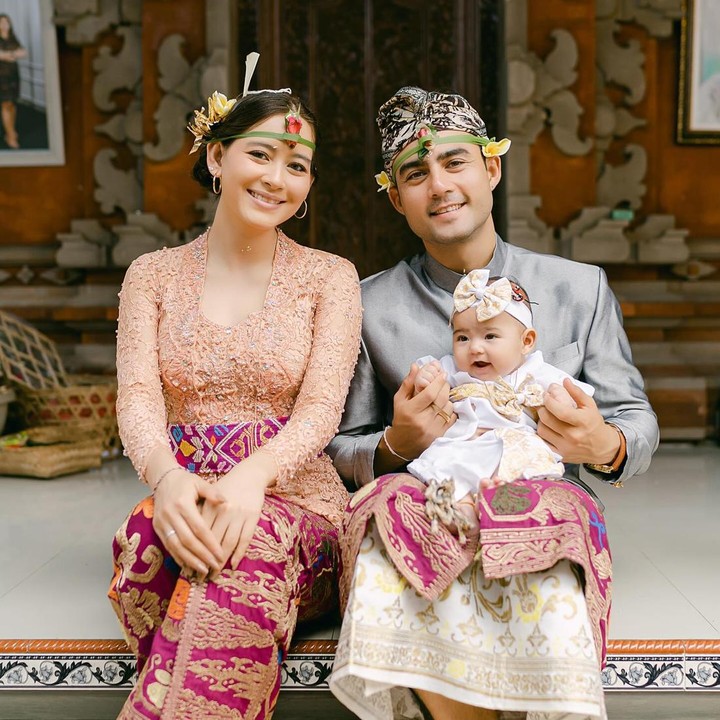 <p>Selebriti selanjutnya yang merayakan Nyepi adalah Ni Made Laura Theux atau yang akrab disapa Laura Theux. Perempuan keturunan Bali dan Perancis ini diketahui memeluk agama Hindu. (Foto: Instagram@indrabrotolaras)</p>