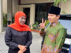 Momen Ipin Pakai Baju Muslimat Dampingi Khofifah Sapa Warga Trenggalek