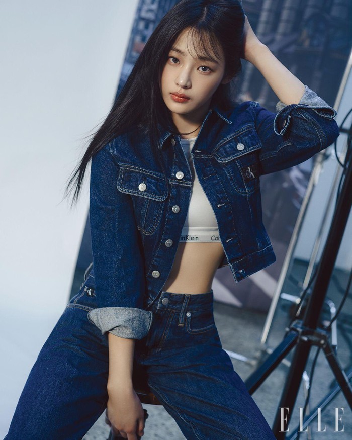 Minji tampil keren dengan outfit serba denim dari Calvin Klein Jeans, ia mengenakan jaket trucker yang memberi sentuhan kasual dan modern. / Foto: Elle Korea