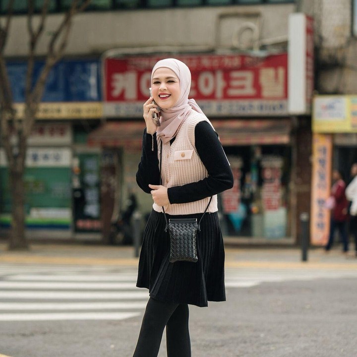 <p>Pada unggahan lainnya, Cut Meyriska tampil menawan dengan memadukan <em>vest</em> merah muda dan rok hitam. Gayanya semakin lengkap dengan sepatu boots berhak tinggi. (Foto: Instagram: @cutratumeyriska)</p>