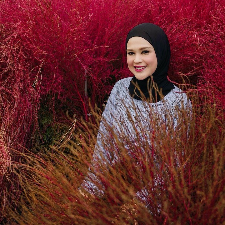 <p>Ketika ingin tampil sederhana, Bunda dua anak ini lebih memilih sweater putih dan hijab hitam. Menawan banget ya, Bunda! (Foto: Instagram: @cutratumeyriska)</p>