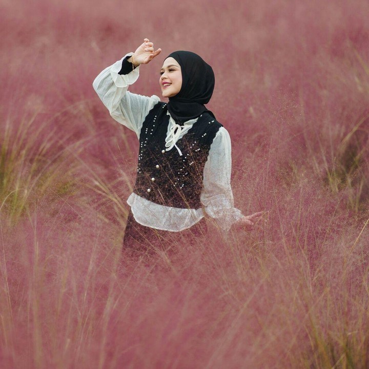 <p><em>Fashion</em> Cut Meyriska yang satu ini cocok dijadikan referensi <em>hangout</em> bareng teman-teman, Bunda. Ia memadukan <em>blouse</em> <em>oversize</em> dengan <em>vest</em> hitam rajut yang cantik. (Foto: Instagram: @cutratumeyriska)</p>