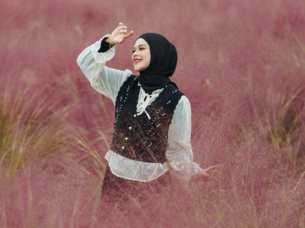 5 Potret Outfit Cut Meyriska saat Liburan Musim Gugur di Korea Selatan