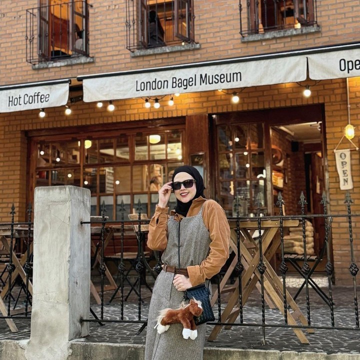 <p>Jika ingin gaya yang sedikit formal, Bunda bisa contoh gaya Cut Meyriska yang mengenakan <em>outter</em> <em>dress</em> warna cokelat ini. Untuk bagian <em>inner</em>, ia mengenakan kemeja cokelat <em>oversize</em>. (Foto: Instagram: @cutratumeyriska)</p>