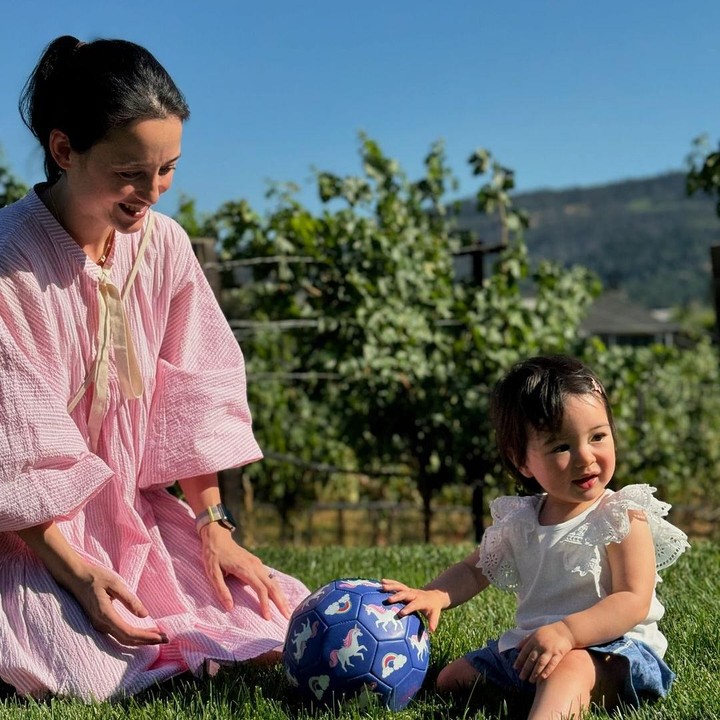 <p>Ketika menemani sang anak bermain, Julie memilih tampil kasual dengan dress garis-garis berlengan balon. Untuk melengkapi gayanya, Julie menambahkan jam tangan warna silver. (Foto: Instagram: @julstelle)</p>