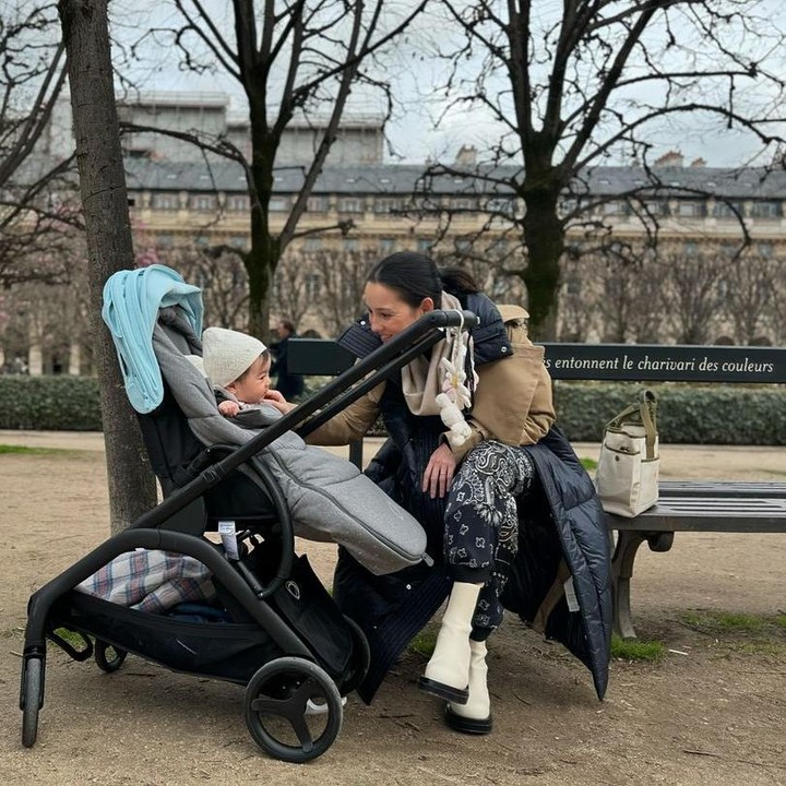 <p>Ketika berlibur di luar negeri, Julie memilih untuk mengenakan pakaian tebal lengkap dengan syal dan mantel. Meski begitu, gayanya tetap fashionable dengan sepatu boots putih. (Foto: Instagram: @julstelle)</p>