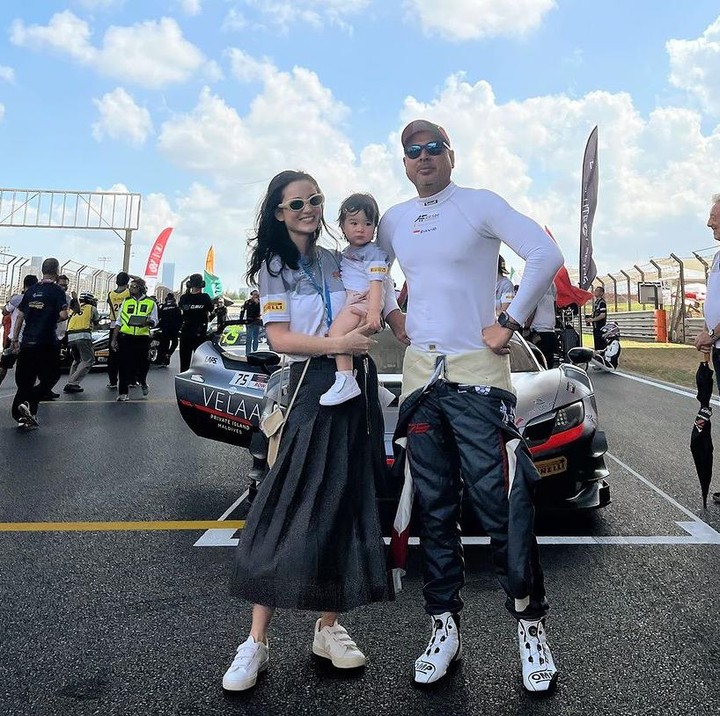 <p>Saat menemani sang suami, David, balapan, Julie tampil lebih sporty, Bunda. Perempuan 35 tahun ini mengenakan rok panjang hitam, sneakers putih, lengkap dengan kacamata. (Foto: Instagram: @julstelle)</p>