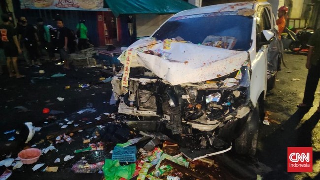 Dua pengunjung yang sedang makan tewas setelah warung yang dikunjunginya ditabrak mobil Innova yang dikendalikan sopir mabuk, Surabaya, Jumat dini hari WIB.