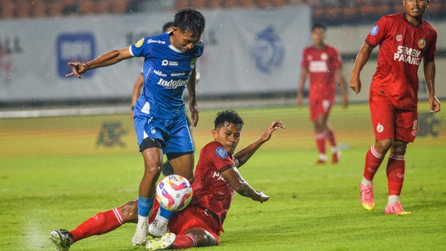 Persib Bandung ditahan Semen Padang FC dengan skor 1-1 di Stadion Si Jalak Harupat, Jumat (1/11), pada pekan ke-10 Liga 1 2024/2025.