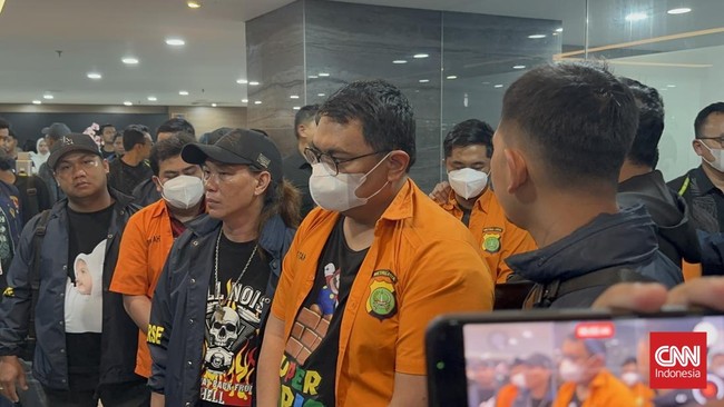 11 Pegawai, 4 Sipil Sebelumnya, polisi sempat menyebut ada 16 tersangka dalam kasus situs gambling online nan 12 di antaranya merupakan pegawai Komdigi.