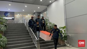 Polisi Bawa Satu Boks Kontainer Usai Geledah Kantor Komdigi