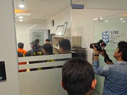 Momen Polisi Bawa Tersangka Pembuka Akses Judol Saat Geledah Kantor Komdigi