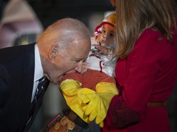 Viral Aksi Aneh Joe Biden Gigit Bayi saat Pesta Halloween di Gedung Putih