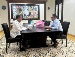 RK Temui Jokowi di Solo, Bawa Oleh-oleh Bungkusan Merah Muda