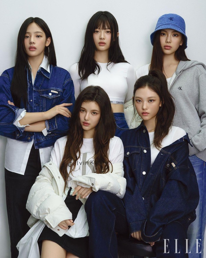 Seluruh member NewJeans tampil kasual yang memadukan nuansa denim, putih, dan abu-abu, memberikan kesan stylish namun tetap simple. / Foto: Elle Korea