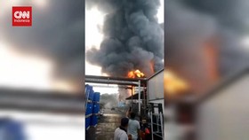 VIDEO: Momen Pekerja Panik Saat Kebakaran Pabrik Minyak Goreng Bekasi