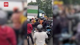 VIDEO: Truk Ugal-ugalan Tabrak 10 Mobil, Sopir Diamuk Warga Tangerang