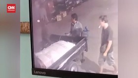 VIDEO: Aksi Pelaku Mutilasi Mayat Perempuan di Muara Baru Terekam CCTV