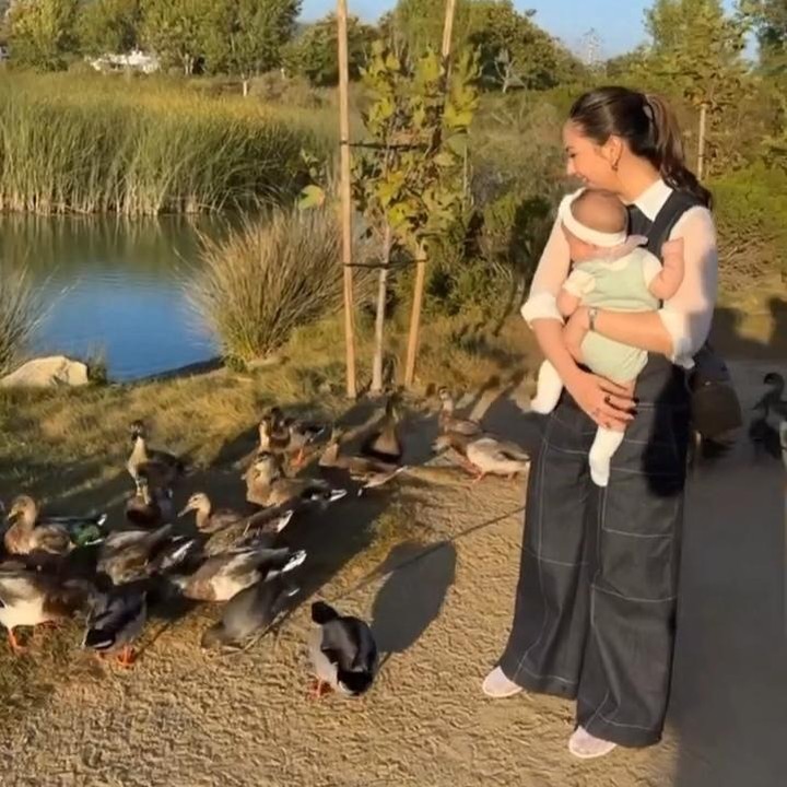 <p>Tidak hanya rutin berbagi momen perkembangan Kyarra sejak ia bayi hingga saat ini. Jessica Mila juga kerap mengunggah foto kebersamaan keluarga kecilnya yang bahagia. Salah satunya ketika mereka berkunjung ke California. (Foto: Instagram @jscmila)</p>