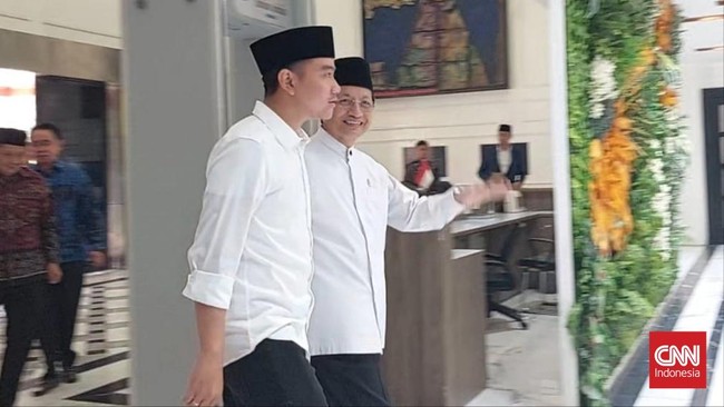 Menteri Agama Nasaruddin Umar memamerkan akomodasi gym center di Masjid Istiqlal kepada Wapres Gibran Rakabuming Raka.