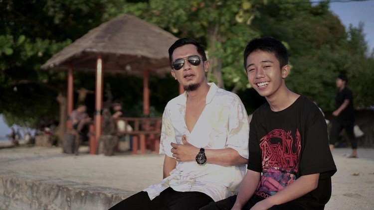 Wox berkacamata duduk bersama dengan Kaisar Akira Ayman.