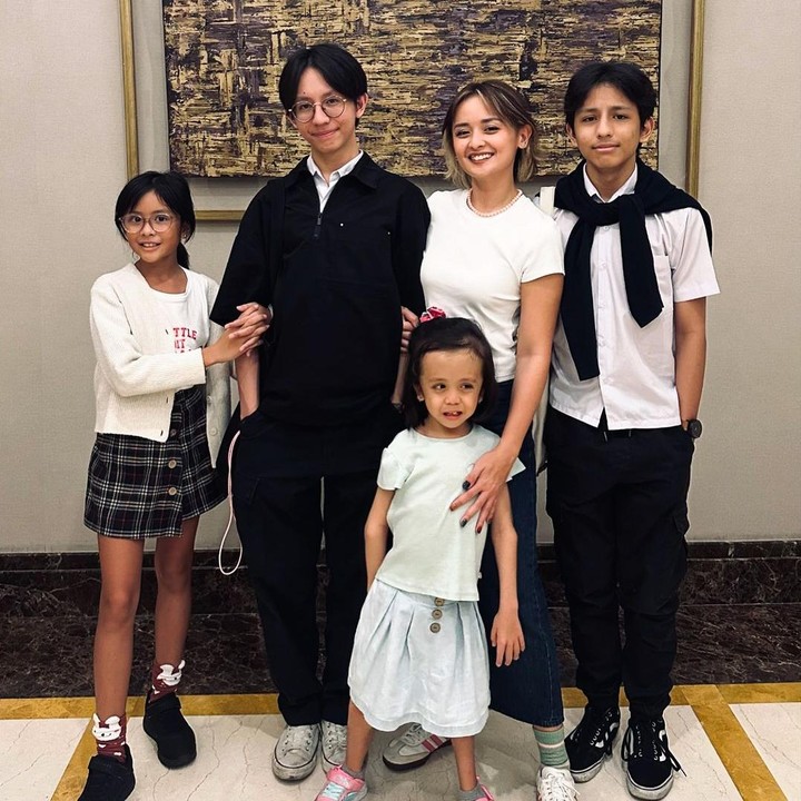 <p><em>"Happy sweet seventeen</em> Abangggg. Tuhan memberkatimu," kata seorang netizen. "Radit banget yaaaa (wajahnya)," tutur netizen lainnya. (Foto: Instagram: @joannaalexandra)</p>