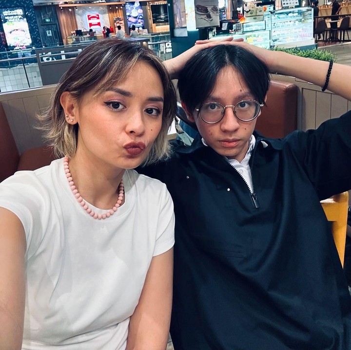<p>"Edisi tujuh belaaaaasssss. Besok kita ke kelurahan enggak sih Bang, bikin KTP yuk Bangggg.<em> Love you like cray bruh,</em>" tulis Joanna dengan menyisipkan emotikon hati berwarna hitam. (Foto: Instagram: @joannaalexandra)</p>