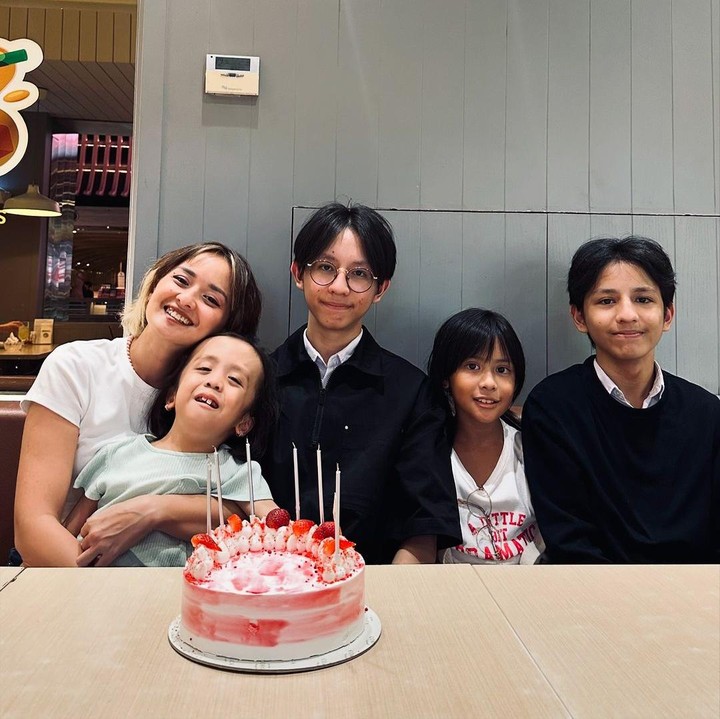<p>Setelah sang suami Raditya Oloan mengembuskan napas terakhirnya pada 6 Mei 2021, kehidupan Joanna berubah. Ia menjalani kehidupan sebagai <em>single parent.</em> (Foto: Instagram: @joannaalexandra)</p>