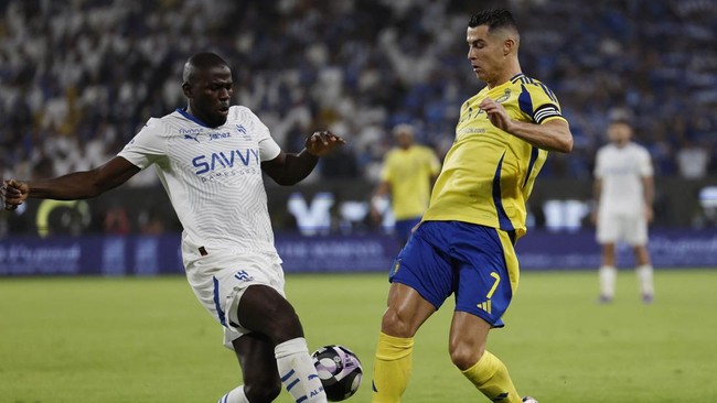 Cristiano Ronaldo menunjukkan respons berkelas saat diejek fans Al Hilal yang meneriakkan nama Lionel Messi saat laga Saudi Pro League, Jumat (1/11).