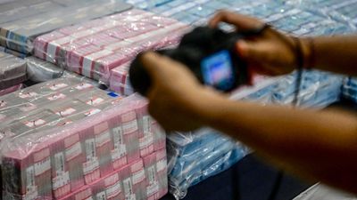 Wartawan memotret barang bukti berupa uang tunai pecahan rupiah saat konferensi pers pengungkapan kasus judi online di Bareskrim Mabes Polri, Jakarta, Sabtu (2/11/2024). Bareskrim Polri membongkar sit