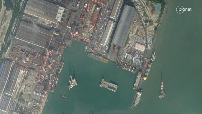 China diam-diam sedang membangun kapal induk baru misterius, yang diduga bakal meningkatkan kekuatan maritim Beijing yang belakangan sedang berkembang pesat.
